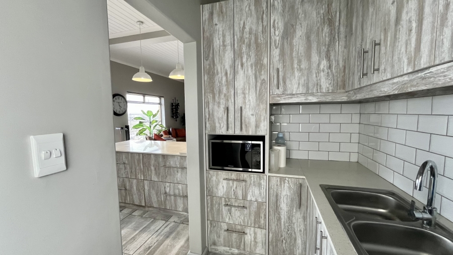2 Bedroom Property for Sale in Hoogland Western Cape